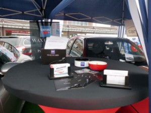 Partytent_3x3_easy-up_blauw_kunstgras_afzetpalen_statafel_braderie_Ameide