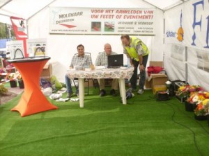 Partytent_8x4_wit_Inschrijftent_kunstgras_statafel_Wielerronde