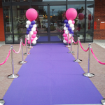 Paarse loper met ballonnen